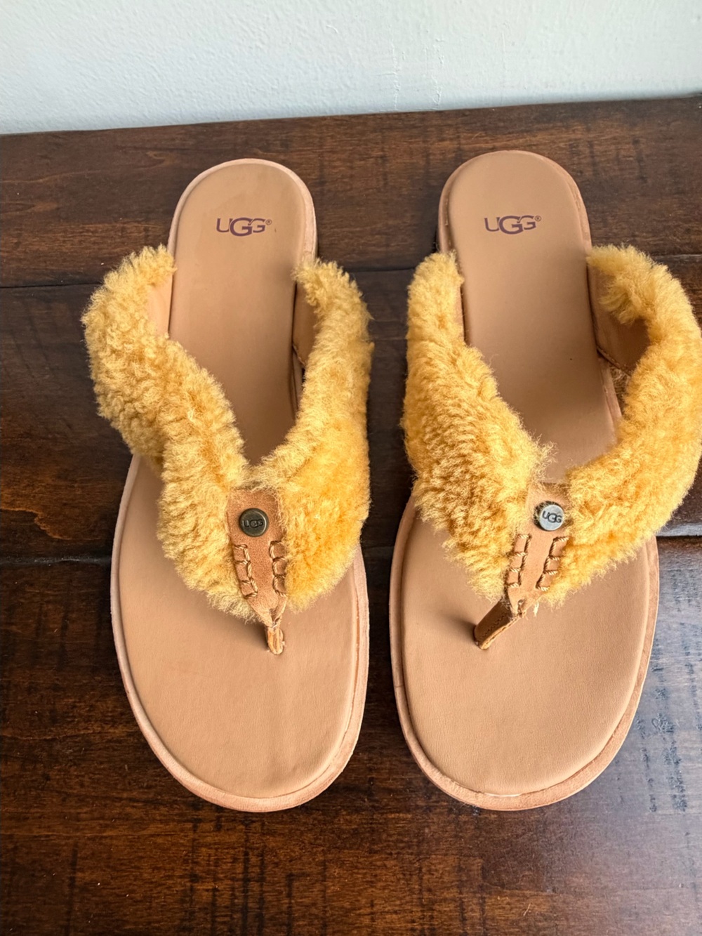 UGG MOJAVE ALICIA SHEARLING  FLIP FLOP SANDALS, WOMEN US  Size 10